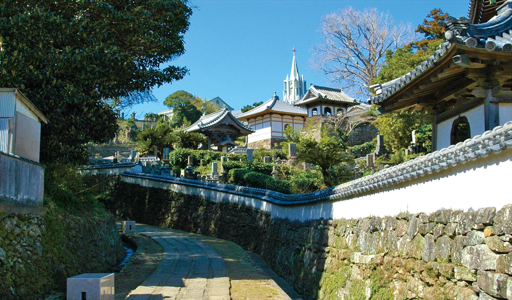 平戸市 寺院と教会の見える風景